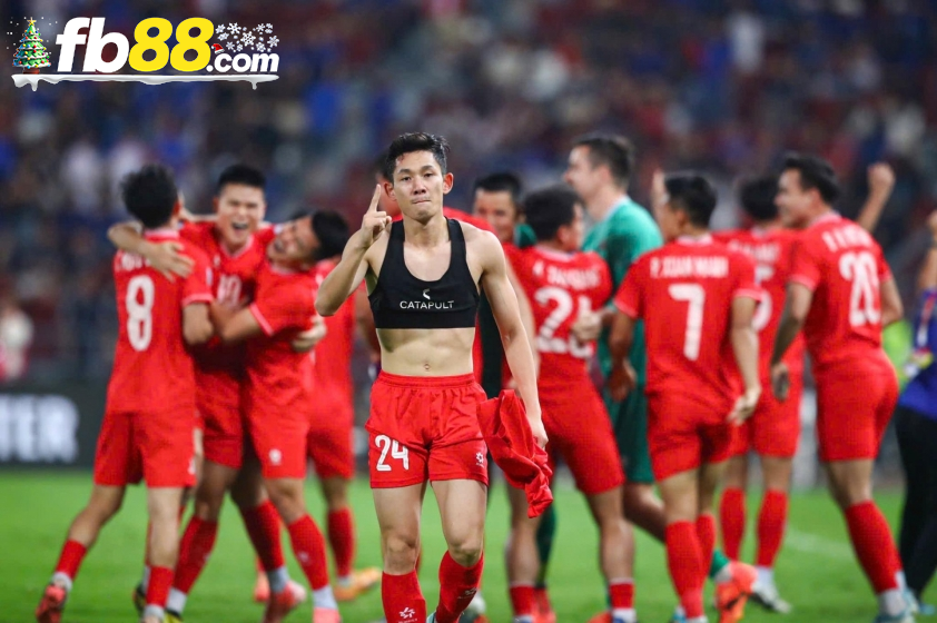 VFF sử dụng quỹ hỗ trợ từ FIFA để trang bị thiết bị tân tiến cho cầu thủ ĐT Việt Nam - chiếc áo đen nhỏ theo dõi hoạt động từng cầu thủ (Ảnh: HNFC)